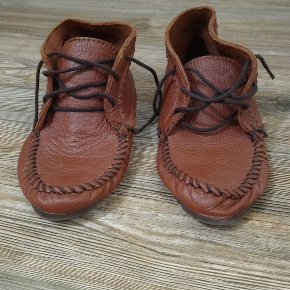 Minnetonka Leather Lightweight Slouchy Lace Up Moccasin Shoes - Picture 3 of 14